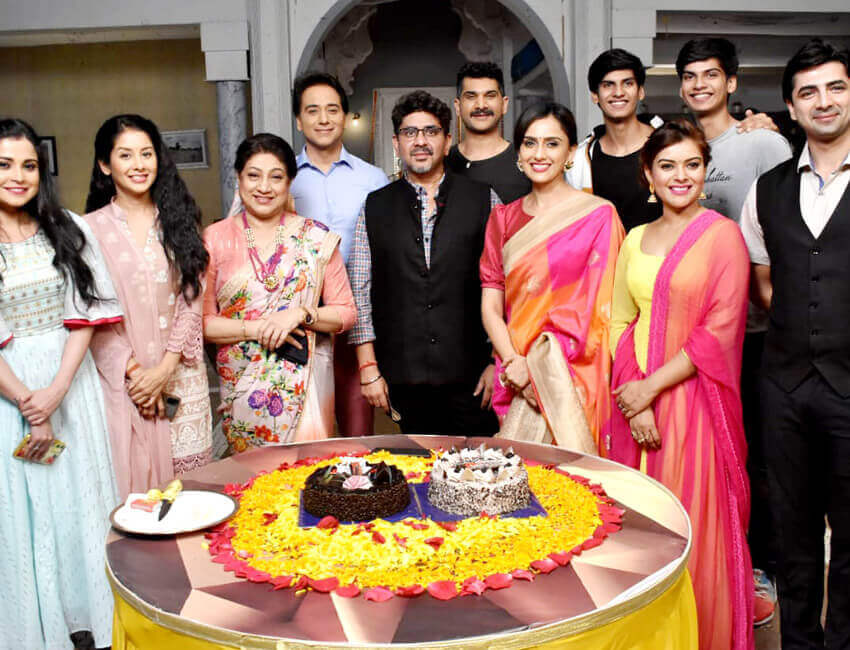 Rajan Shahi celebrates his birthday with Niyati Joshi on YRKKH sets