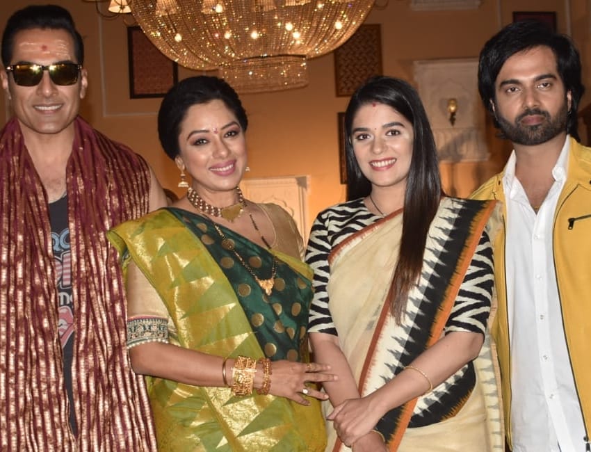 Anupamaa team visits ‘Mann Ki Awaaz Pratigya 2’ sets, wishes them good luck