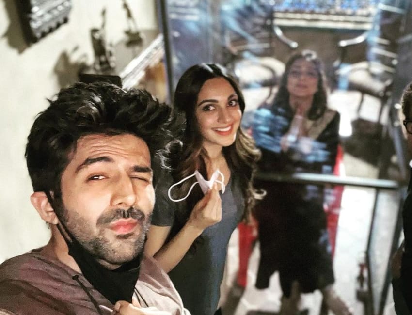 Kartik Aaryan welcomes Tabu back on the sets of Bhool Bhulaiyaa 2 with a quirky post.