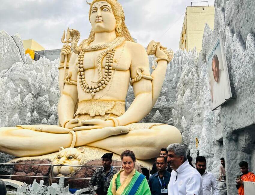 Actress-Politician Kangana Ranaut Visits 30-Year-Old Shivoham Shiva and Mata Vaishno Devi Temple in Bengaluru to Seek Blessings
